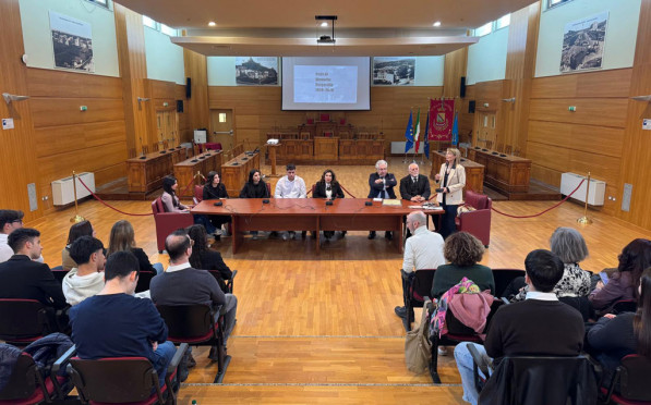 “Onde di memoria”, Lamezia celebra gli studenti del Polo “Campanella-Fiorentino” premiati al Quirinale SALA-CONSILIARE-10.3.2026_bc726.jpg