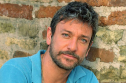 Lamezia, Sergio Assisi porta al Grandinetti “Mi dimetto da uomo” per Ama Calabria: “Un paradosso sulle degenerazioni umane” Sergio-Assisi_a6f17.jpg