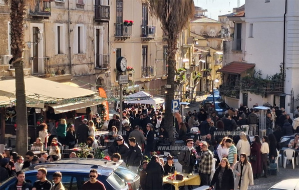 Lamezia, si rinnova il rito dell’aperitivo della vigilia: il centro si anima tra brindisi e amicizia aperitivi-2025-12-24-alle-14.11.58_630dc.jpg