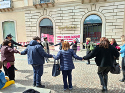 Lamezia, “Non Una di Meno” in piazza per l’8 Marzo: presidio sull’isola pedonale donne-Image-2026-03-08-at-12.37_7d863.jpg