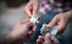 Droghe, anche a Lamezia scende l’età del consumo: “Coinvolti sempre più giovanissimi, importante la prevenzione” droga-ragazzi.09.58_851c9.jpg