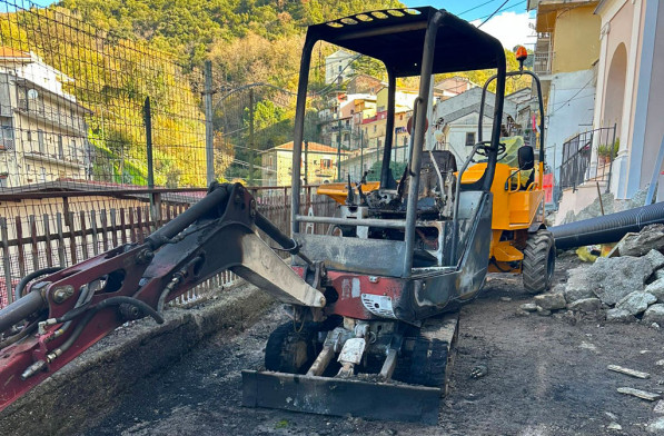 Lamezia, atto intimidatorio contro i lavori di riqualificazione nel quartiere San Teodoro: bruciato un escavatore - Reazioni escavatore-bruciato_eac97.jpg