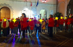 Lamezia, suoni ed emozioni su corso Numistrano per il concerto di Natale dell’istituto Gatti-Manzoni-Augruso foto-4_a77f5.jpg