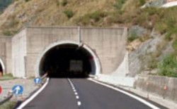 Furti di cavi elettrici e apparecchiature lungo la A2 in provincia di Cosenza, compromessi alcuni impianti galleria-2026-02-26-alle-07.42.09_5da20.jpg