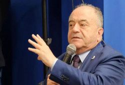 Procuratore Gratteri torna in Calabria e presenta “Senza scorciatoie”: riflessioni su legalità e riforma della giustizia con gli studenti gratteri-2025-10-27-alle-13.23.52_37097.jpg