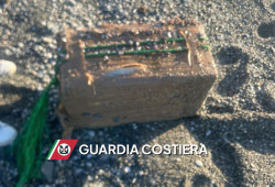 Pacco sospetto in spiaggia a Curinga: la guardia costiera rinviene 62 kg di hashish hashsh-2026-03-04-alle-13.42.54_3c5ea.jpg