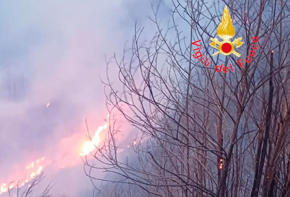 Vasto incendio tra Martirano e Conflenti: sei ettari di vegetazione andati in fumo inc-conflenti5_70069.jpg