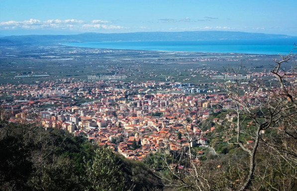 Bando Regionale P.ART.E.C.I.P.O., arrivano fondi anche a Lamezia: quasi 900 mila euro per le periferie lamezia-terme-paesaggio_652eb_ac6ed_24aaf_dabcb_a384e_c86bd_fc042.jpg