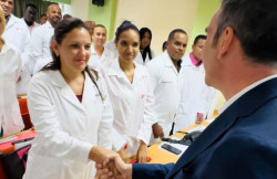 Sanità, Occhiuto: "Calabria cerca specialisti, porte aperte a medici Ue ed extra Ue" - Video occhiuto-cubani555063940035756878_n_05c91_21bf6.jpg