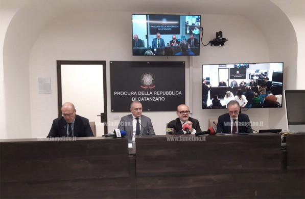 Operazione Jerakarni, Curcio: “Cosche violente, narcotraffico fondamentale per welfare clandestino” procura-cz26_f78c5.jpg