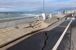 Maltempo, mare minaccia ss18 e ferrovia: voragini sul lungomare di San Lucido e a Belvedere sgomberati 3 edifici san-lucido-2026-02-16_023b2.jpg