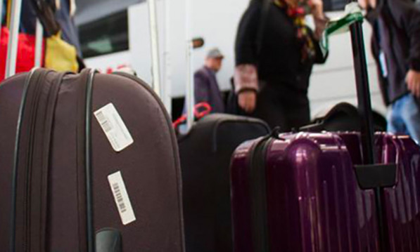 Caro voli e treni saturi, il grido dei docenti calabresi: “Rientrare a casa per le feste sta diventando impossibile” valigia_380db_9597b_2d6b6.jpg